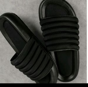 Black sandals size 7